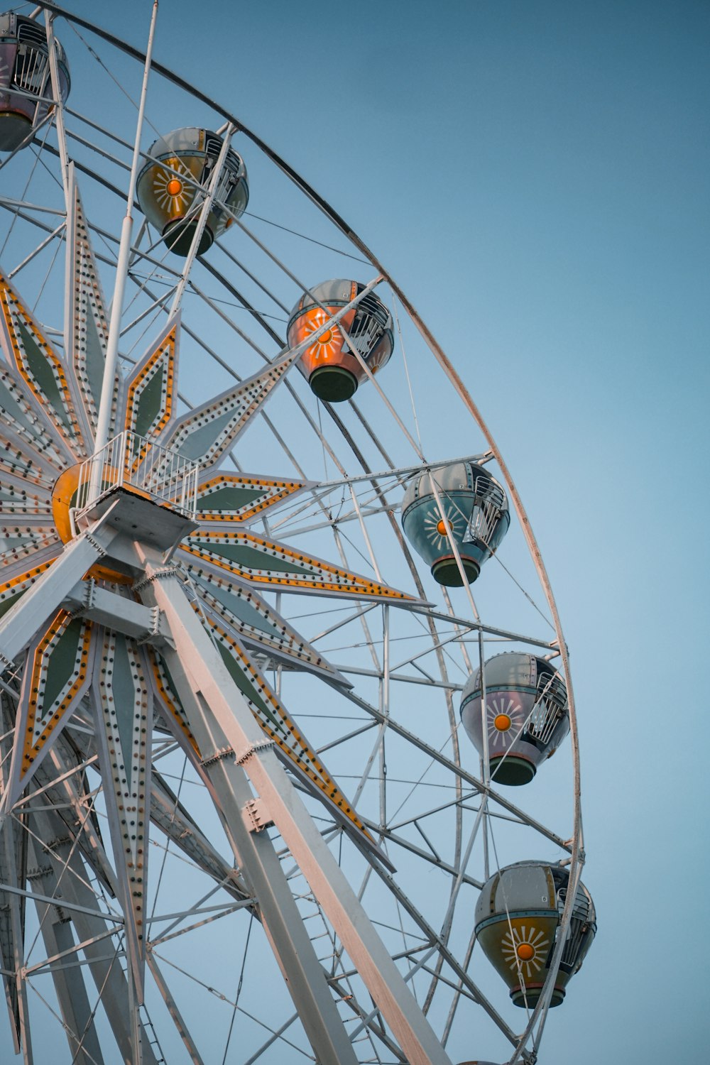 white, green, and yellow ferries wheel