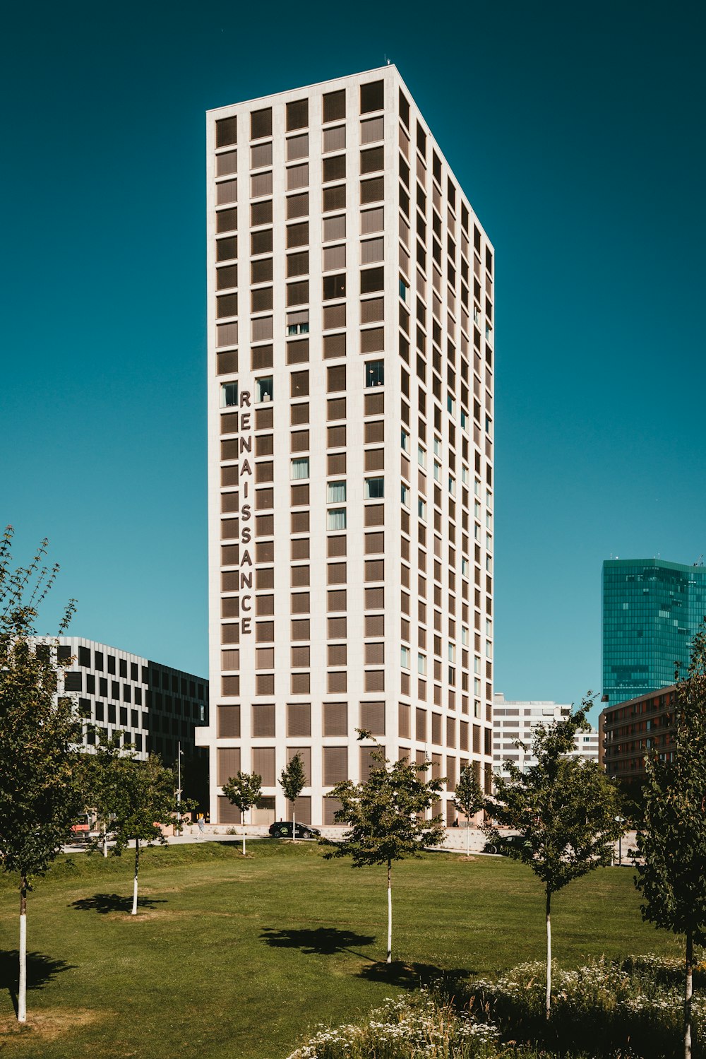 Edificio de gran altura de hormigón blanco durante el día