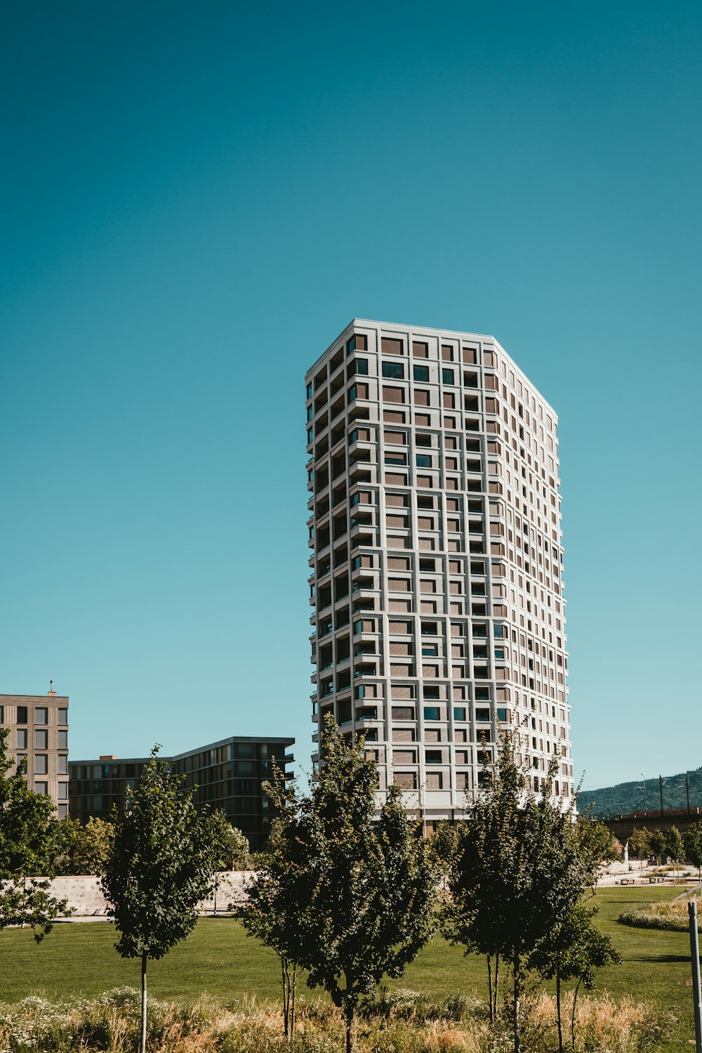 edifício alto branco