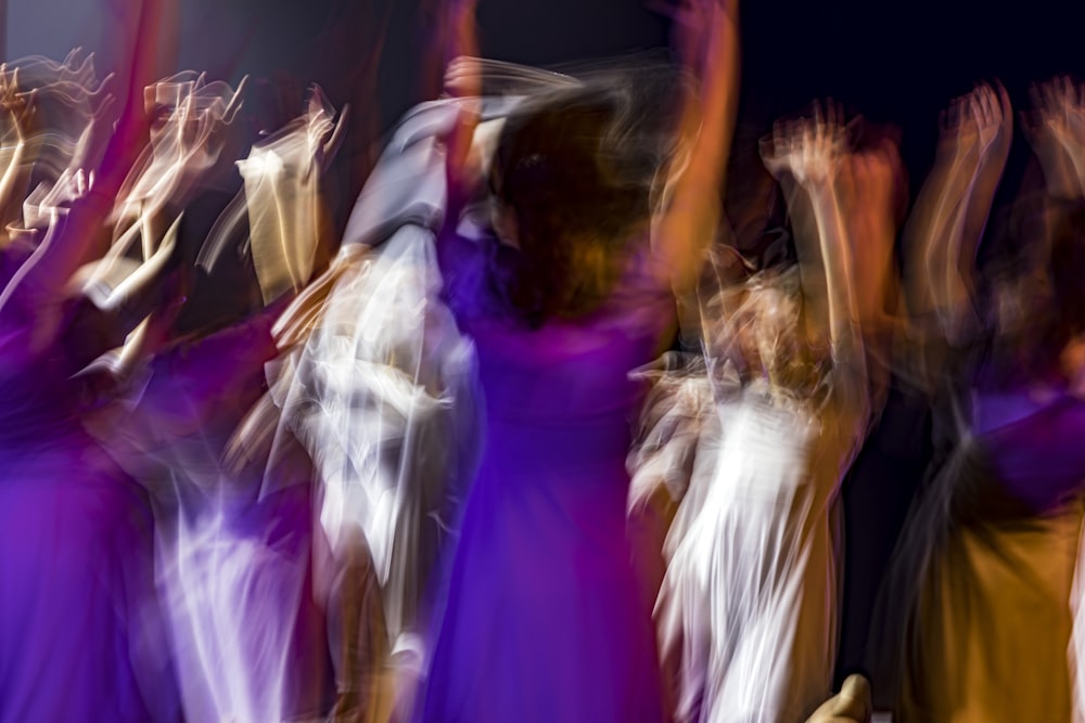 une photo floue d’un groupe de personnes dansant