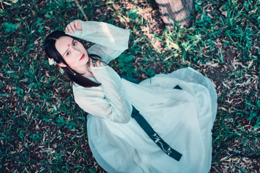 Mujer con vestido blanco de manga larga