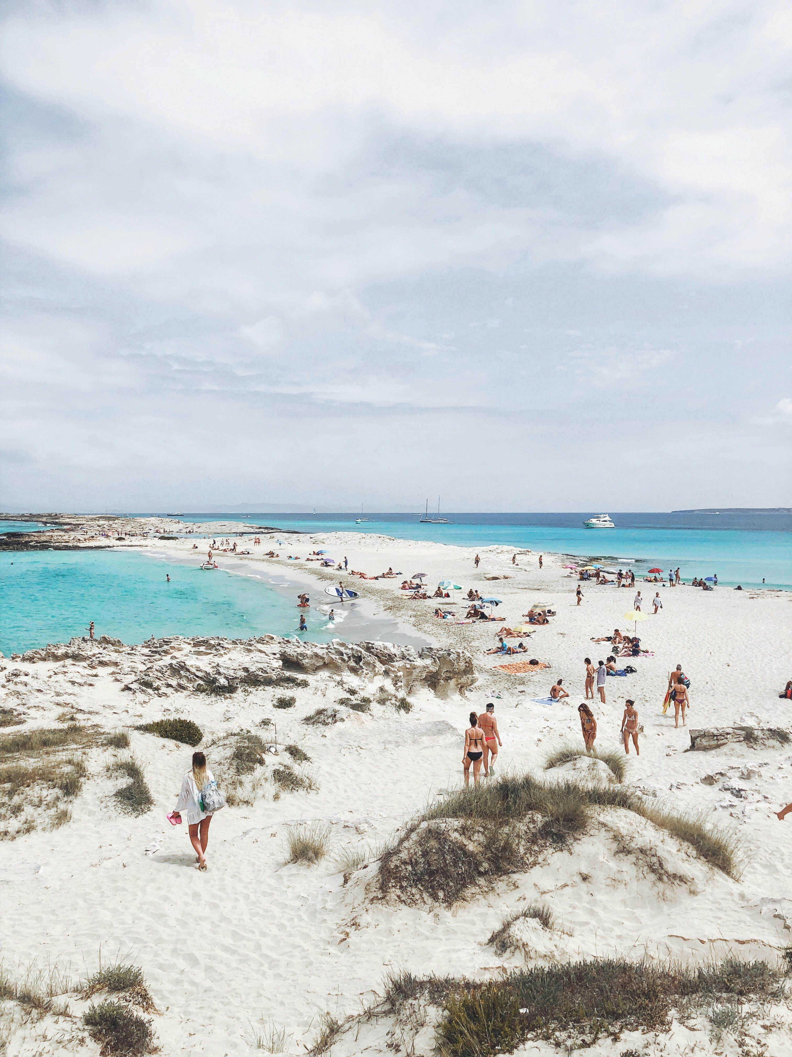 persone su una spieggia candida di Formentera