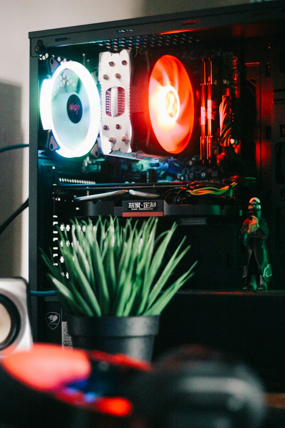 Planta en maceta cerca de la torre de computadora negra Fotografía de primer plano