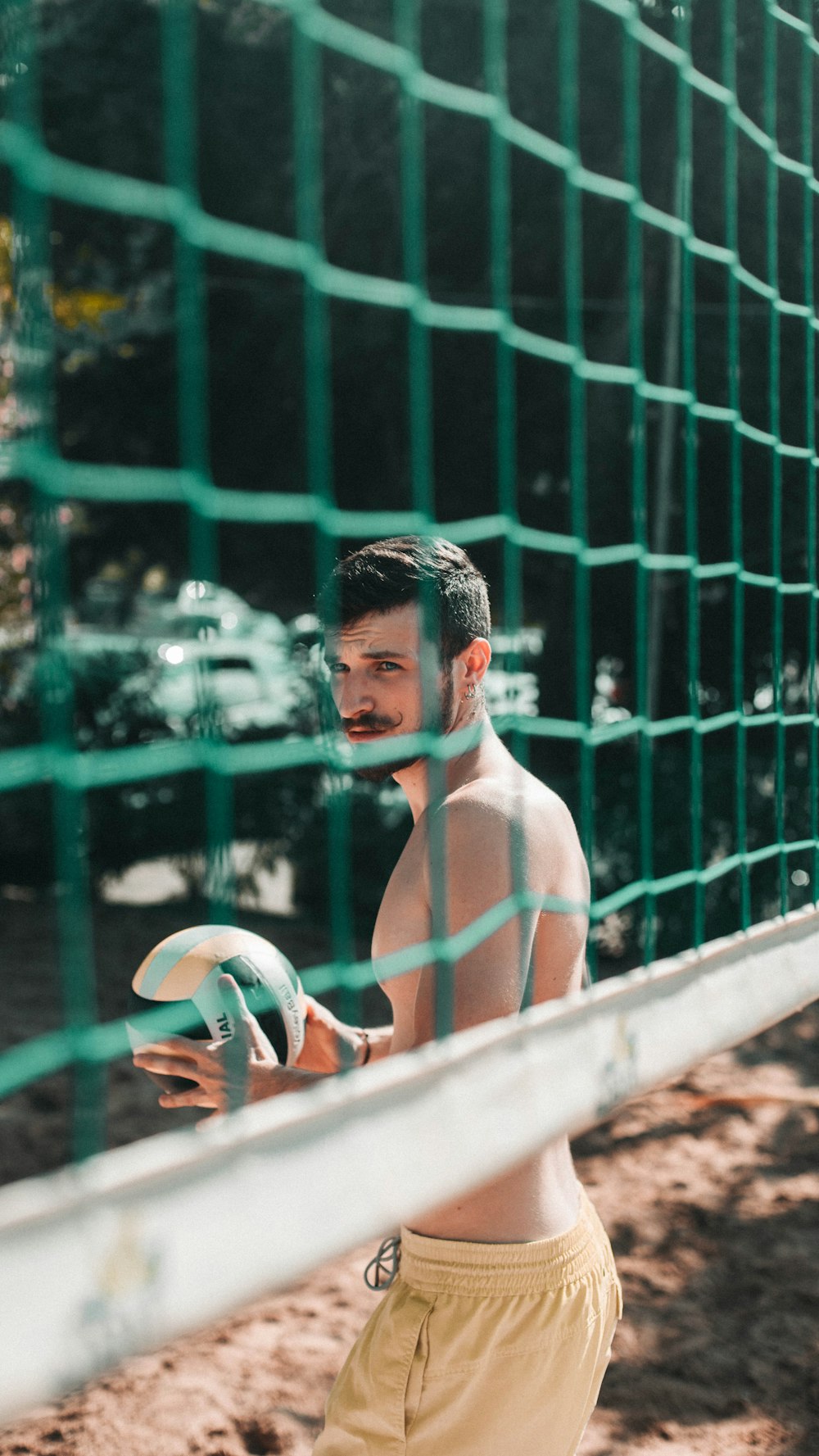 uomo che gioca a pallavolo durante il giorno