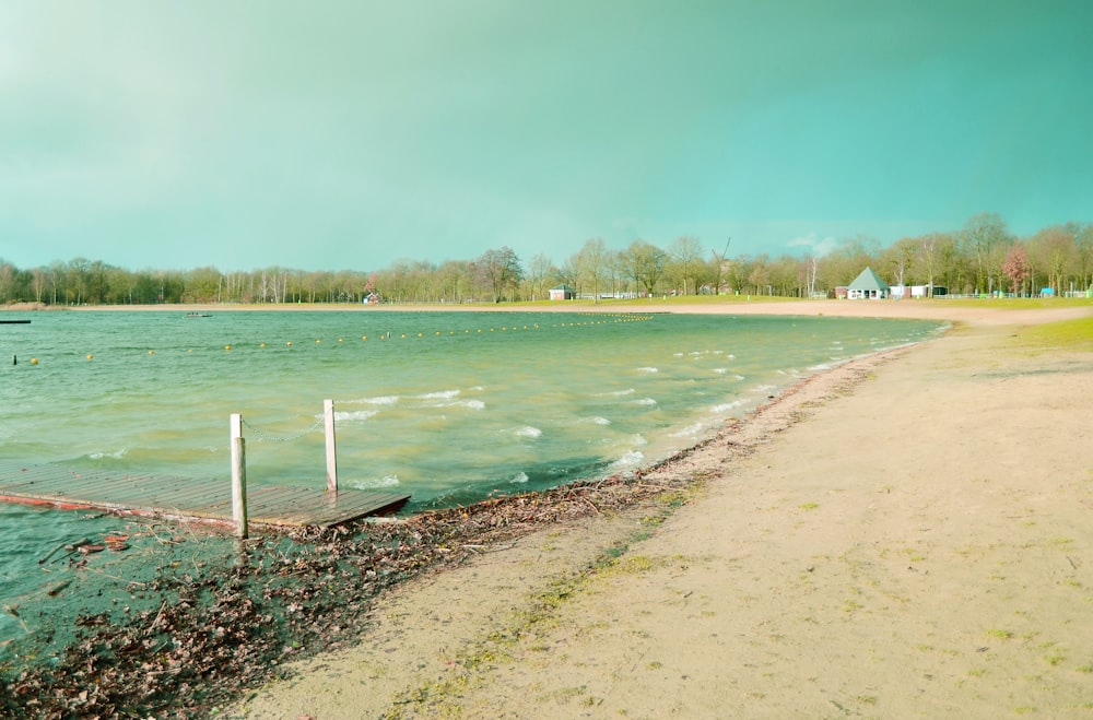 Plan d’eau calme pendant la journée