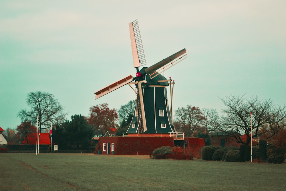 Foto de molino de viento marrón y verde