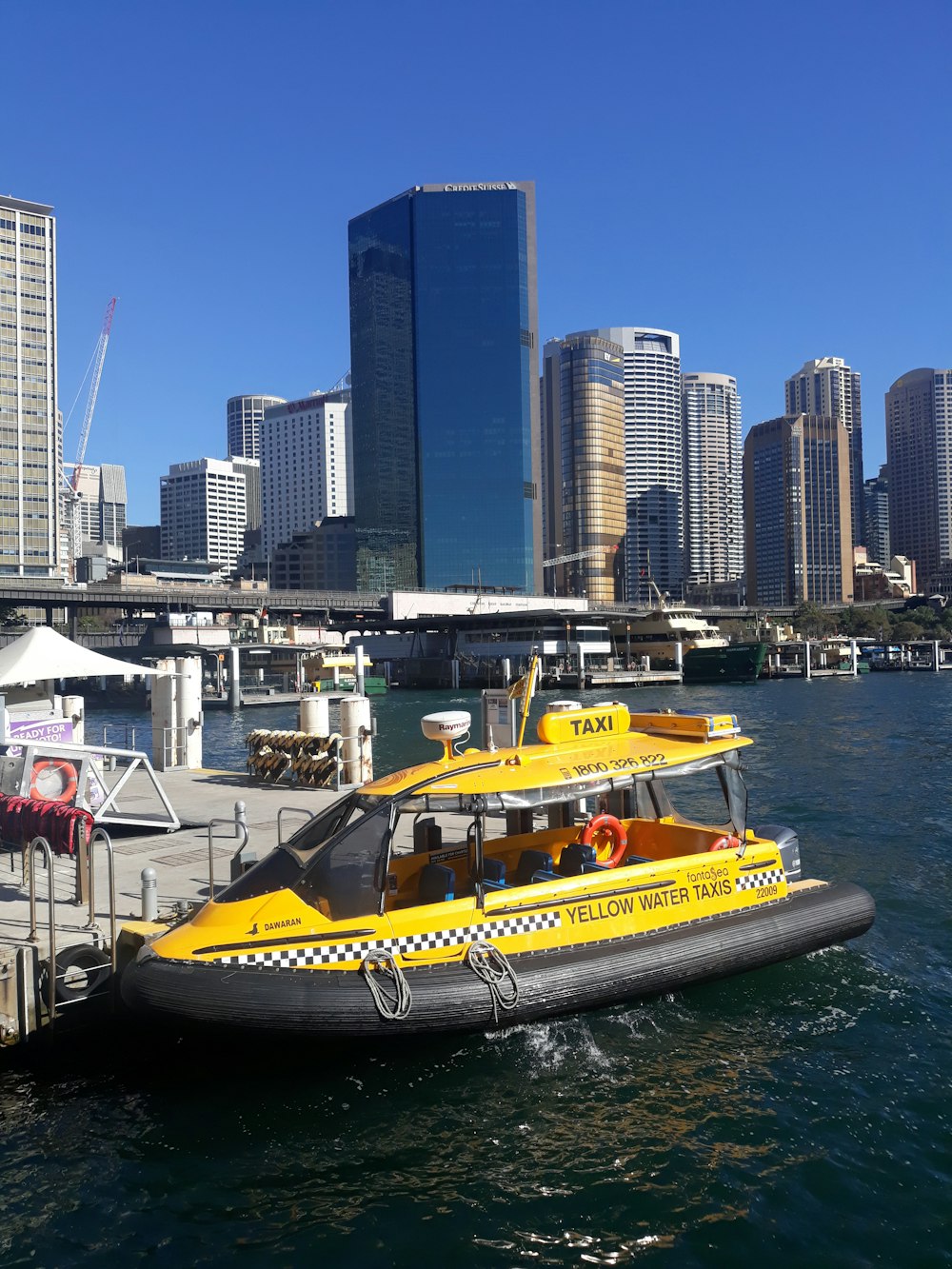 yacht jaune et gris