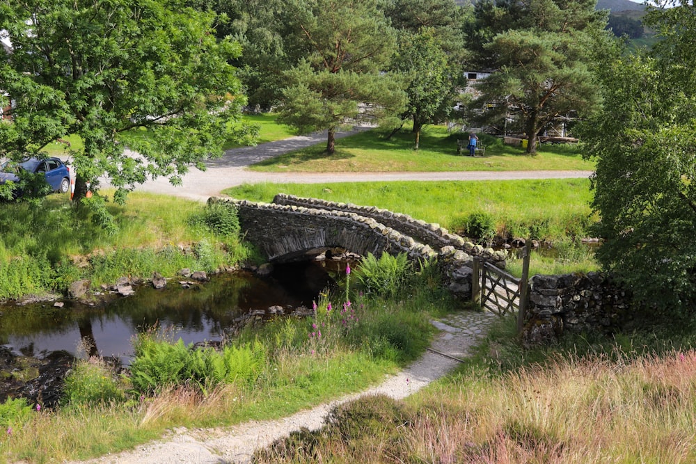 ponte in calcestruzzo grigio