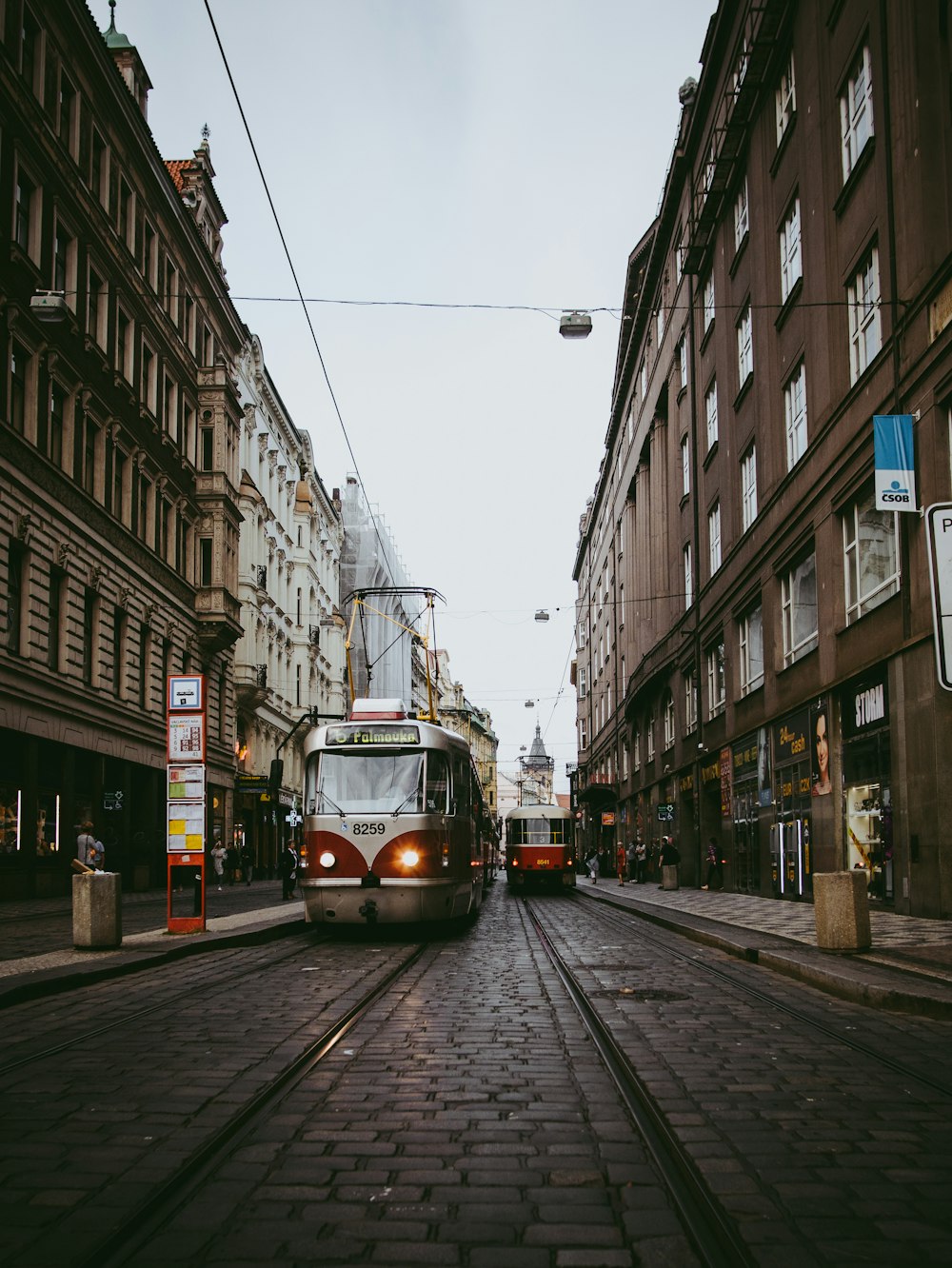 fotografia di tram in viaggio durante il giorno