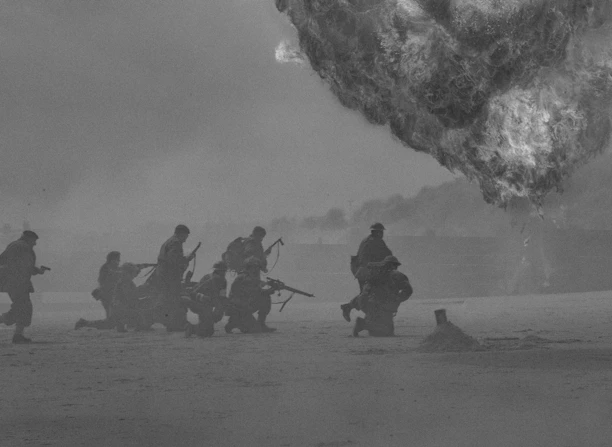 Soldiers on a beach BattleFieldsFrance.com