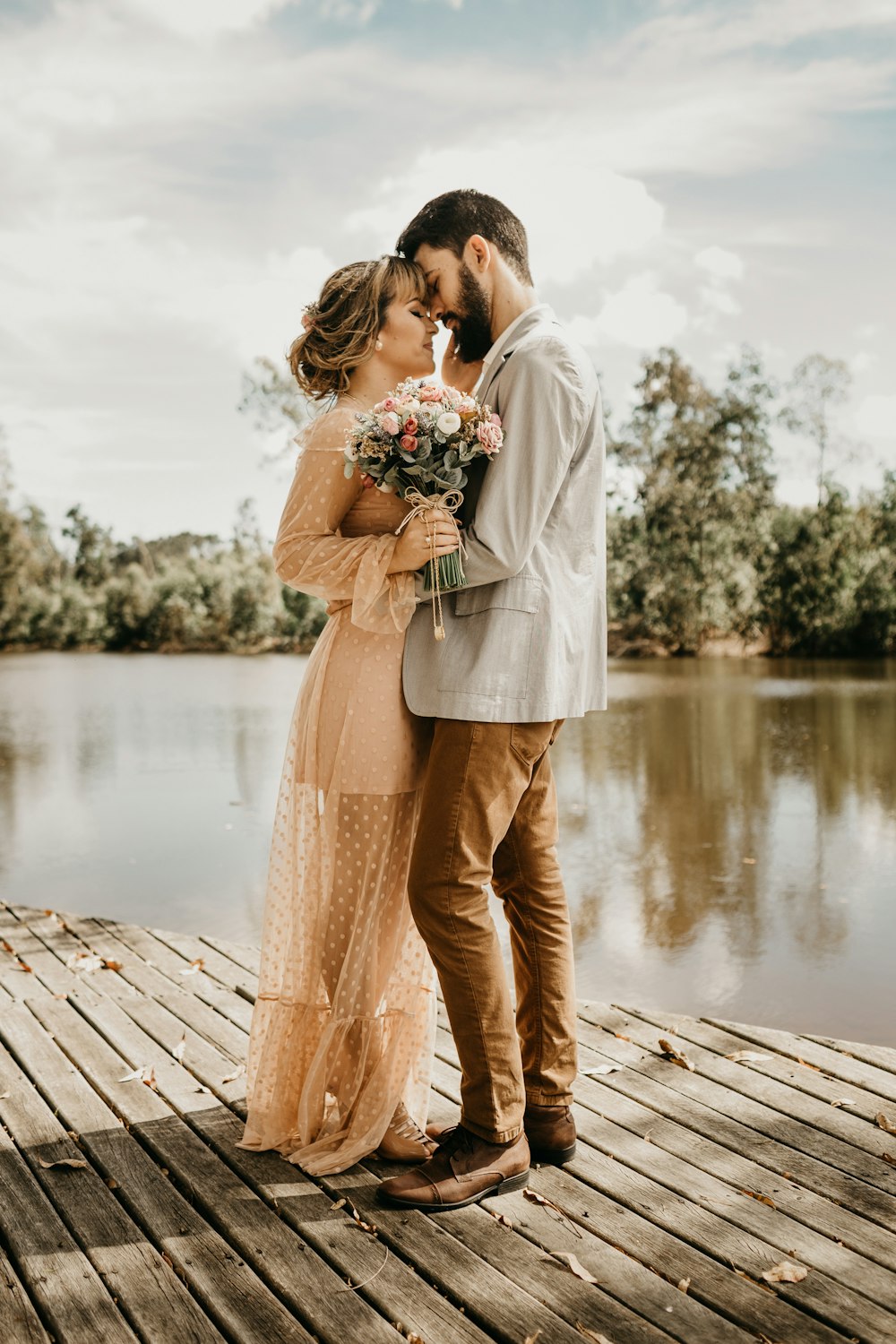 casal em pé no cais