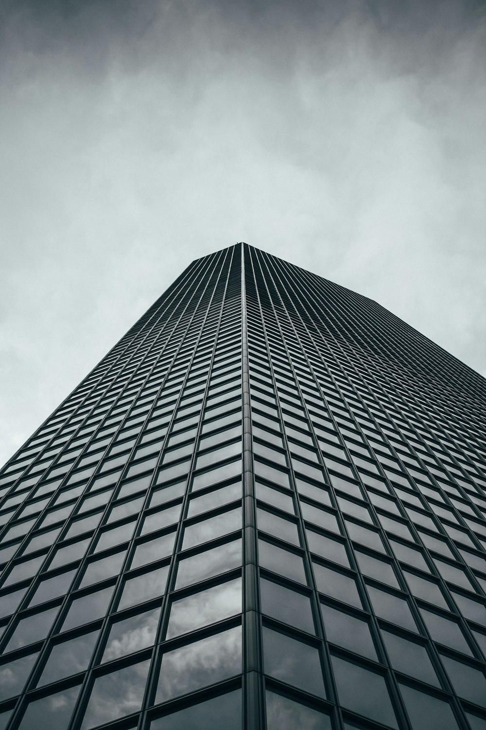 Fotografia de close-up de edifício preto alto