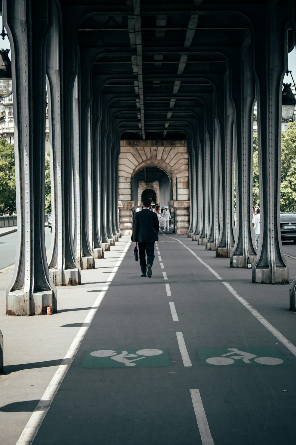 hombre que lleva una maleta caminando por el camino