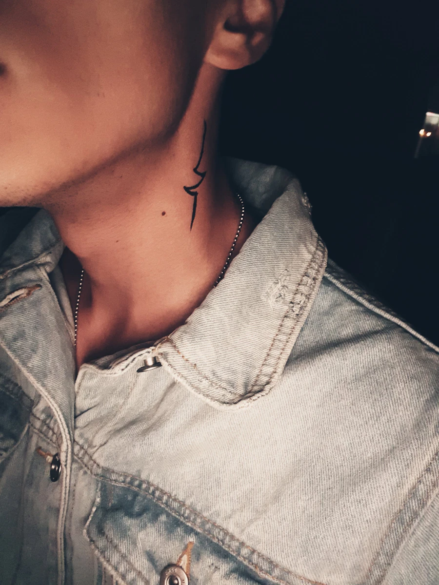 Tatuagem fine line botânica no antebraço