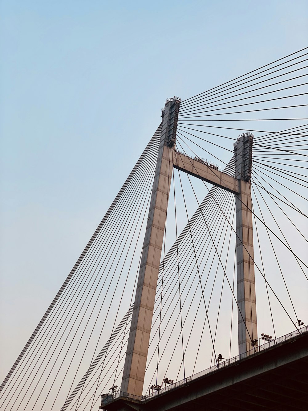 Puente de hormigón marrón bajo el cielo azul durante el día