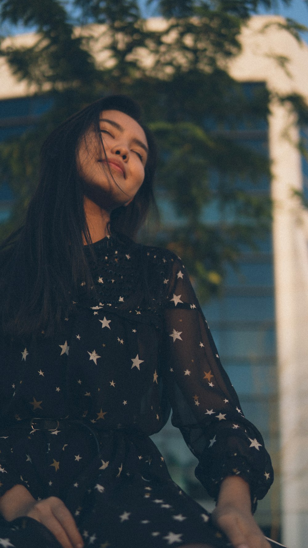 woman standing on focus photography