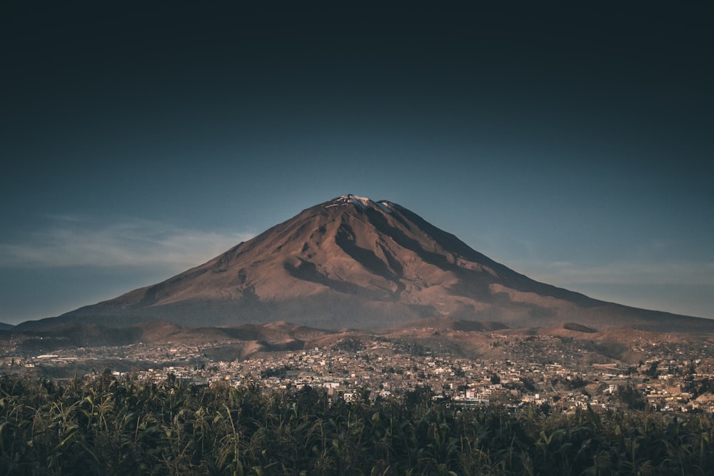 montanha sob o céu azul