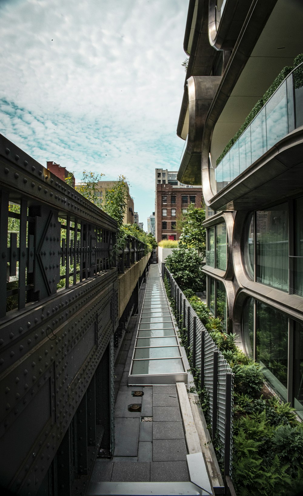 Edificio con valla metálica negra