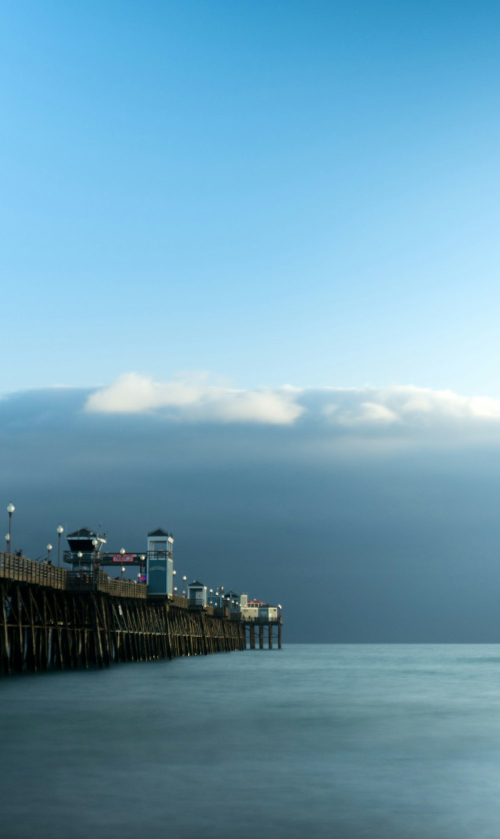 muelle de madera sobre el cuerpo de agua