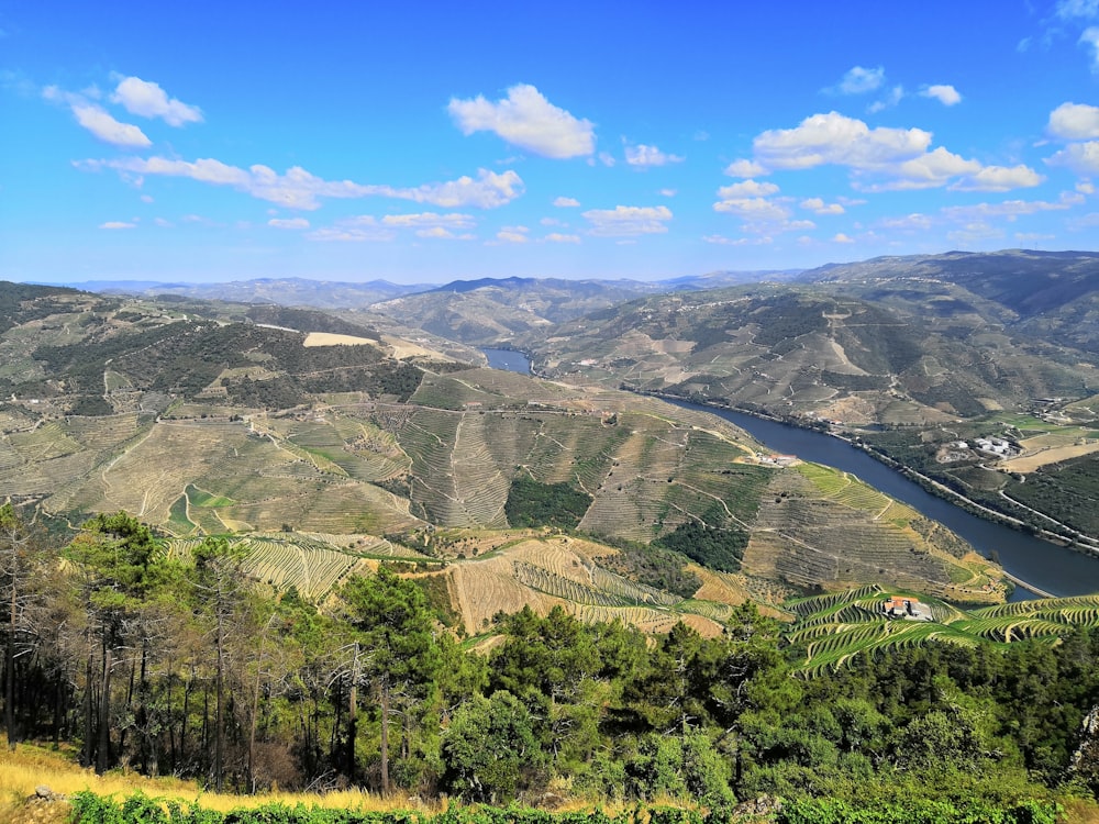 Berg und See unter blau-weißem Himmel