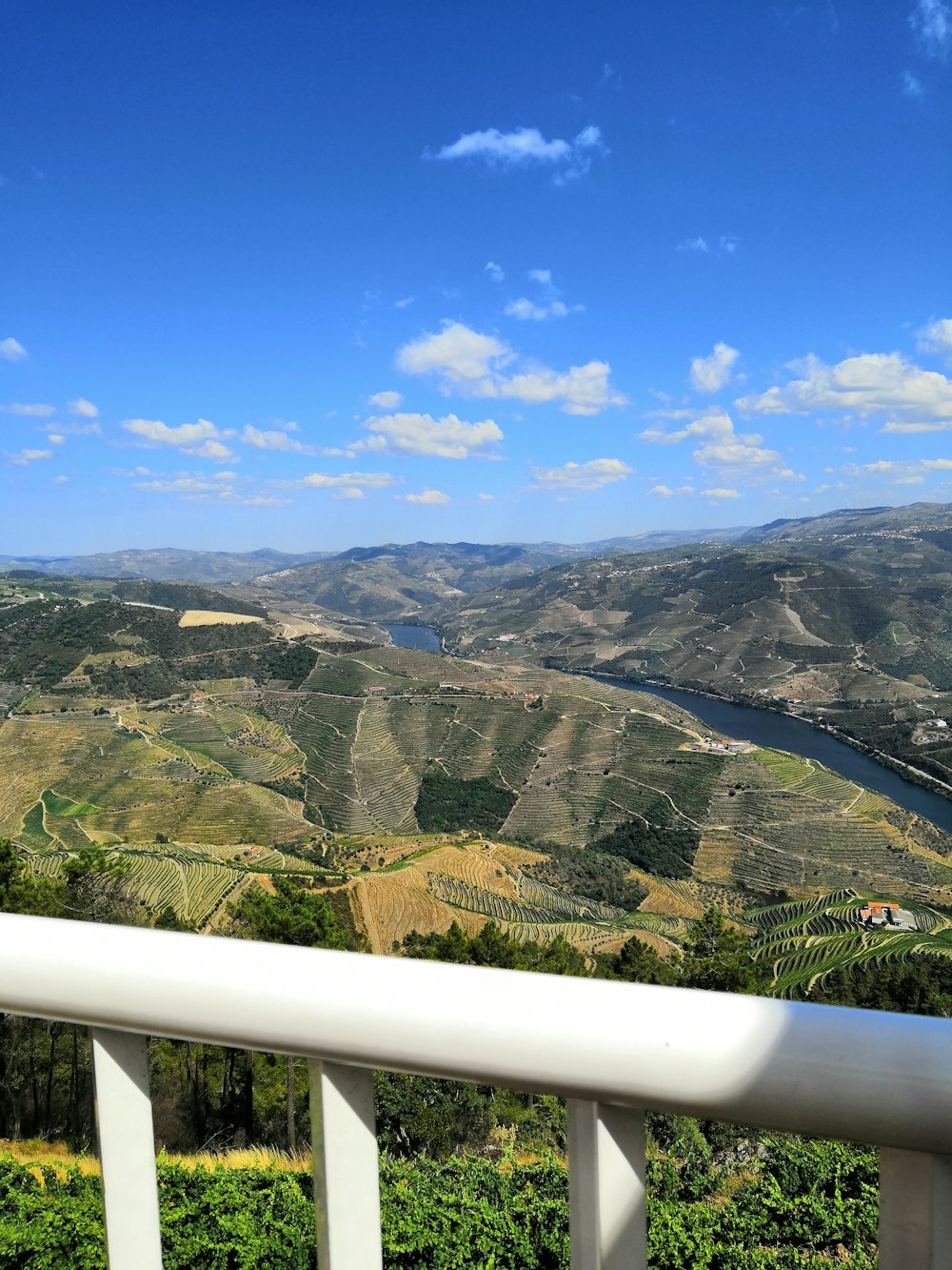 balustrades blanches donnant sur la vallée avec rivière