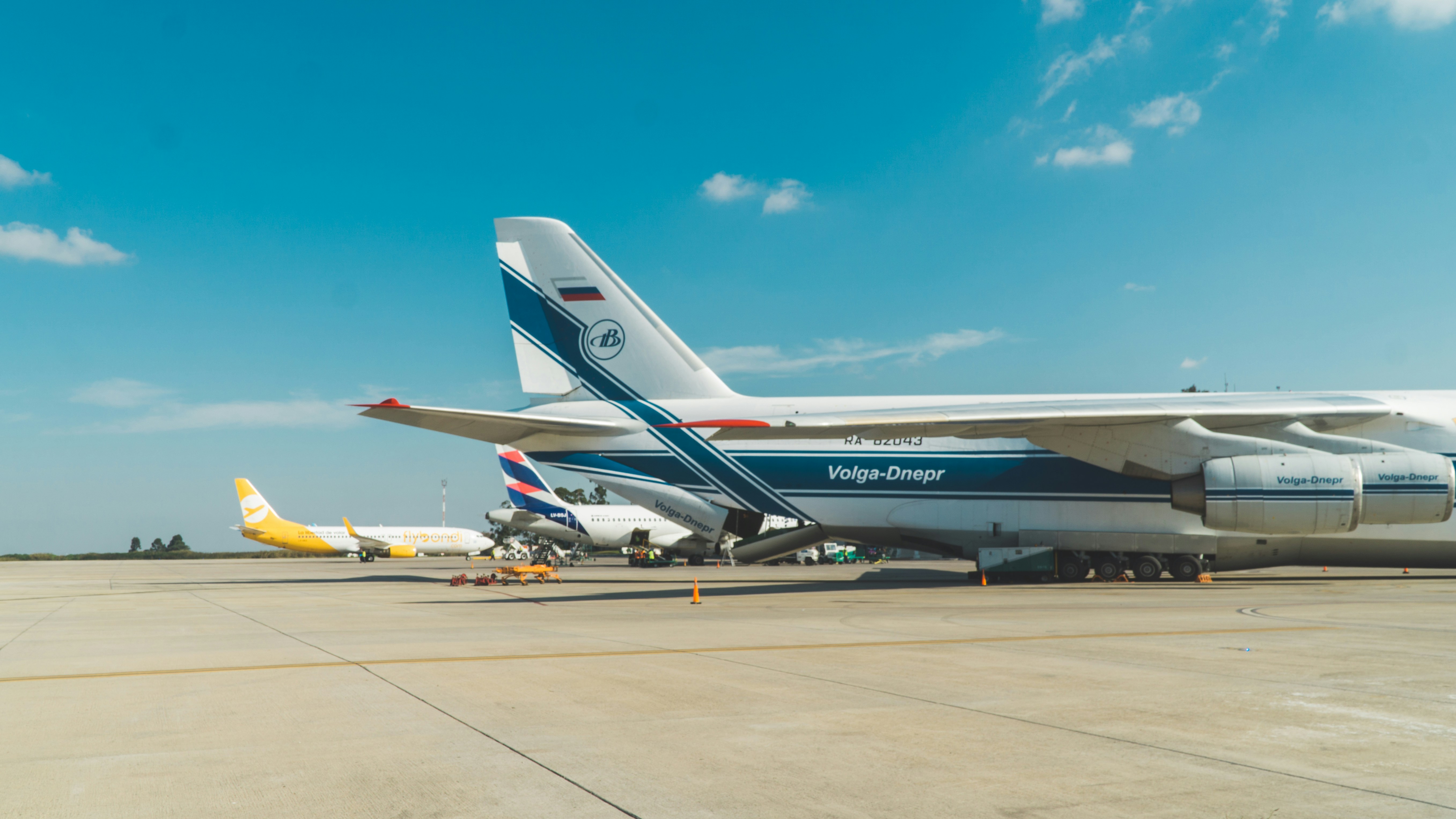 white and blue air liner