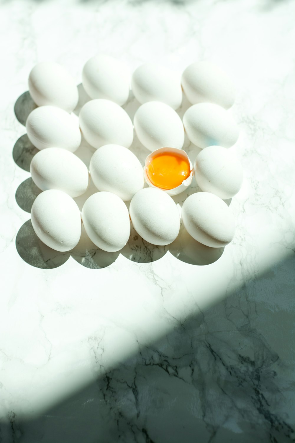 huevos blancos sobre superficie blanca