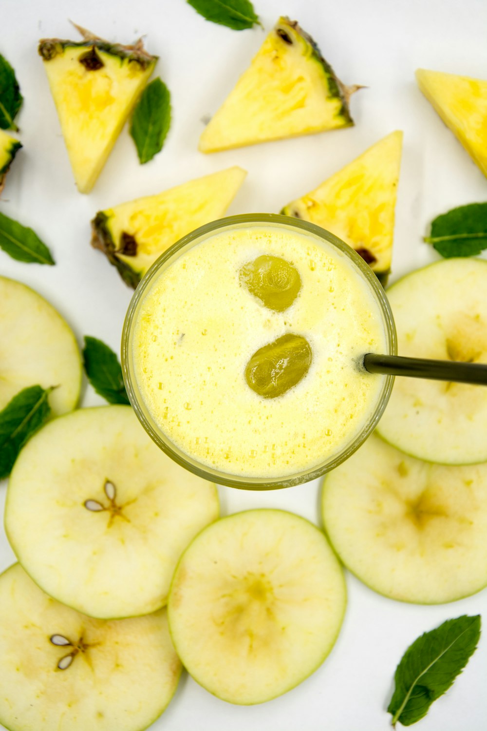 pineapple juice close-up photography