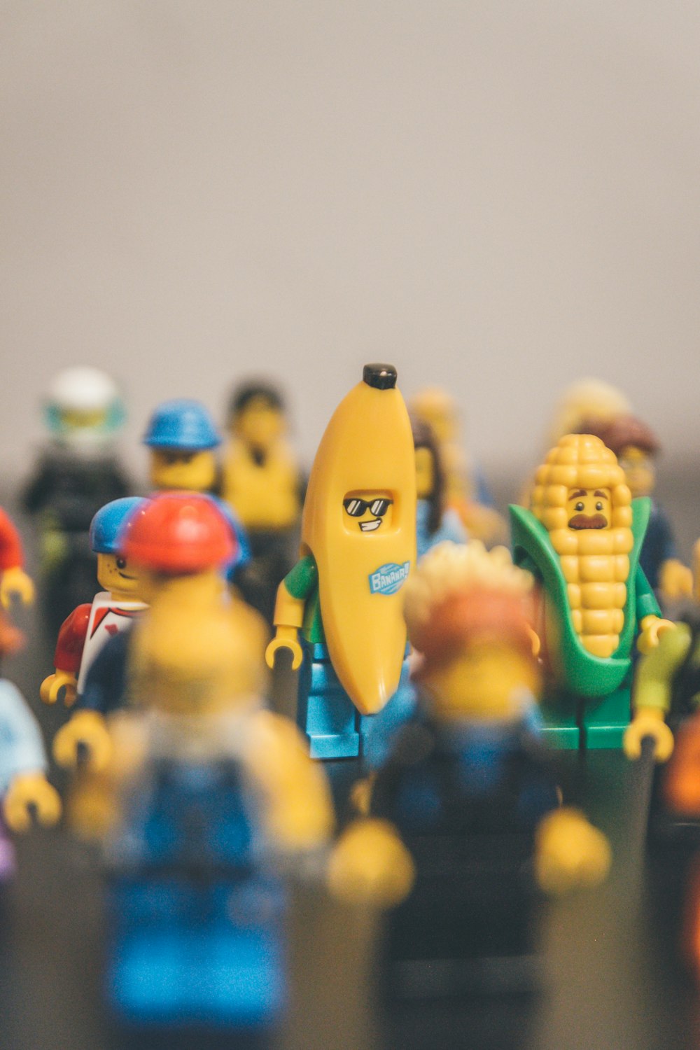 Foto en primer plano de una variedad de minifigs LEGO