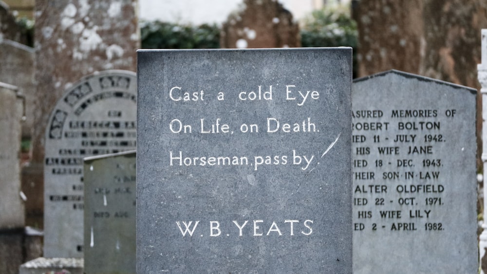 Lápide de W.B. Yeats ao lado de lápides