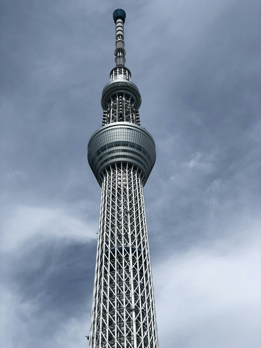 灰色の塔の建物、ローアングル写真