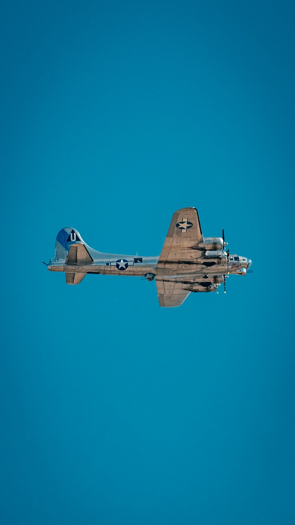 Avião de caça marrom no céu