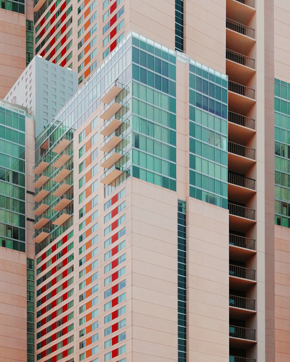 Fotografía selectiva de edificios de hormigón blanco y marrón