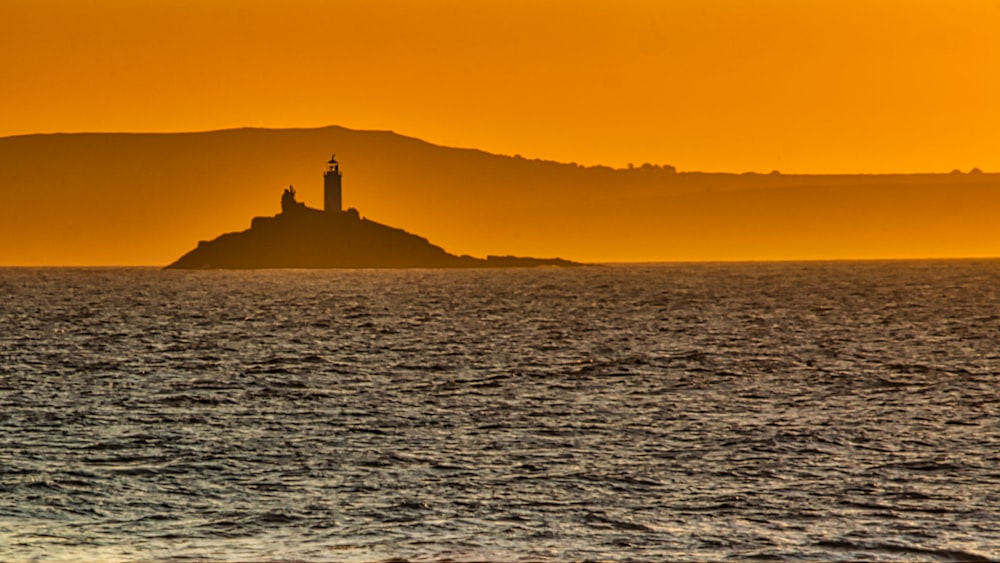 Una piccola isola in mezzo a uno specchio d'acqua