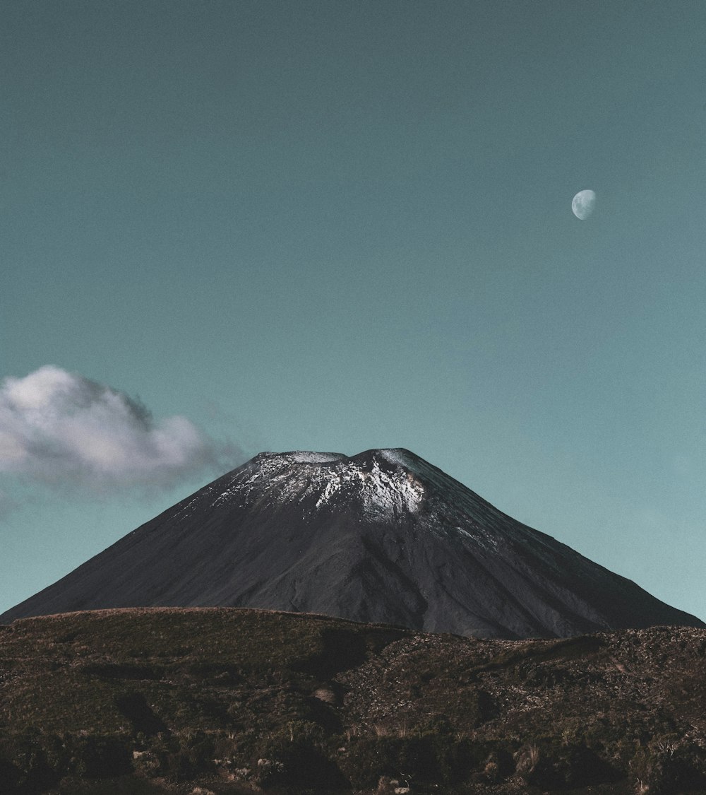 montanha coberta de neve sob o céu azul