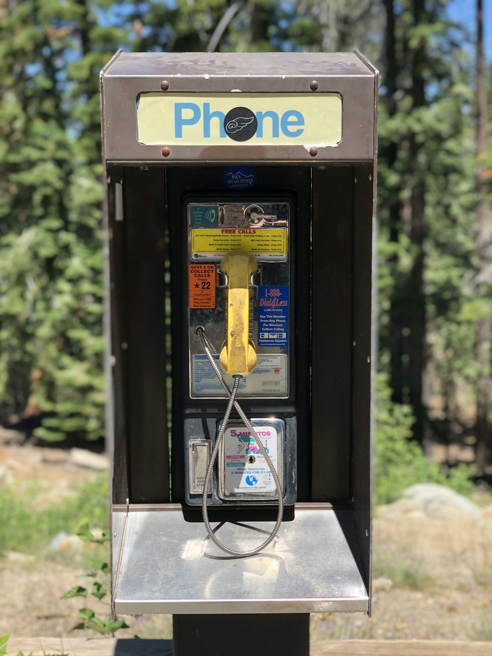 telefone público preto e vermelho