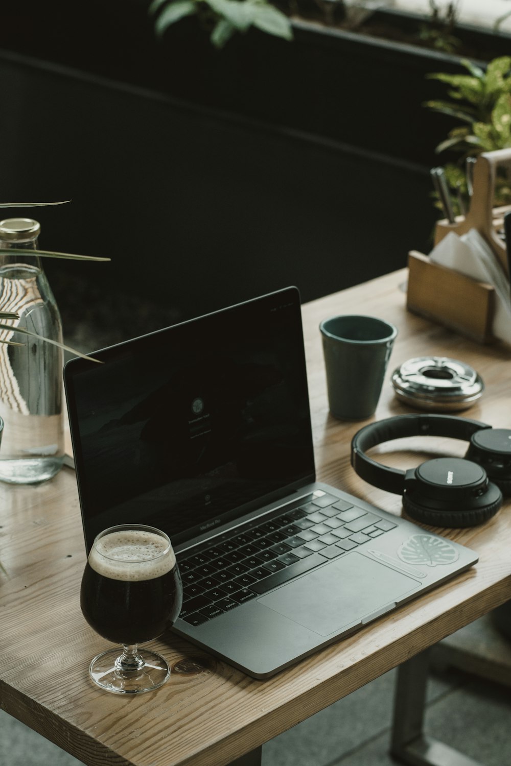 black laptop computer