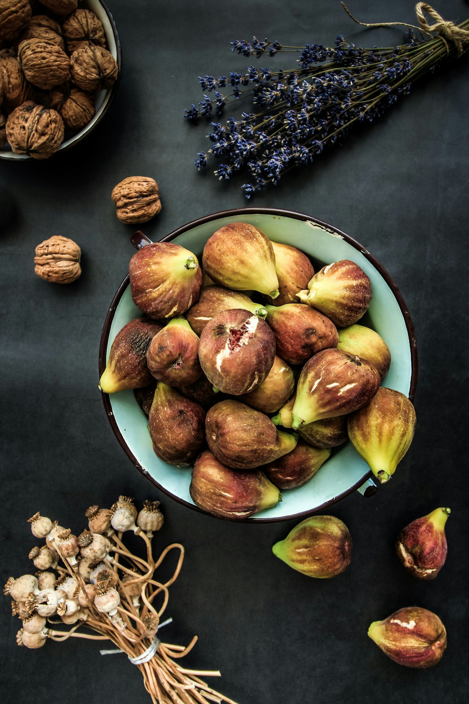 Canon EOS 700D (EOS Rebel T5i / EOS Kiss X7i) + Canon EF-S 10-18mm F4.5–5.6 IS STM sample photo. Brown fruits in plate photography