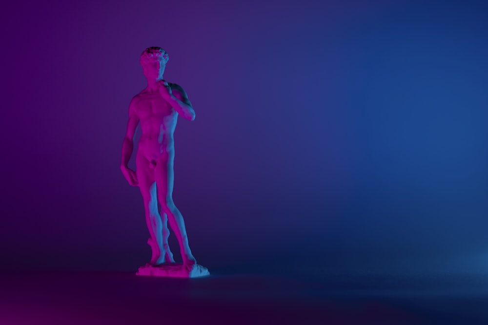 uomo nudo in piedi statua