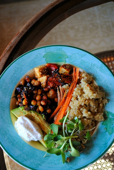 A vibrant bowl of protein-packed vegan quinoa salad with colorful vegetables.