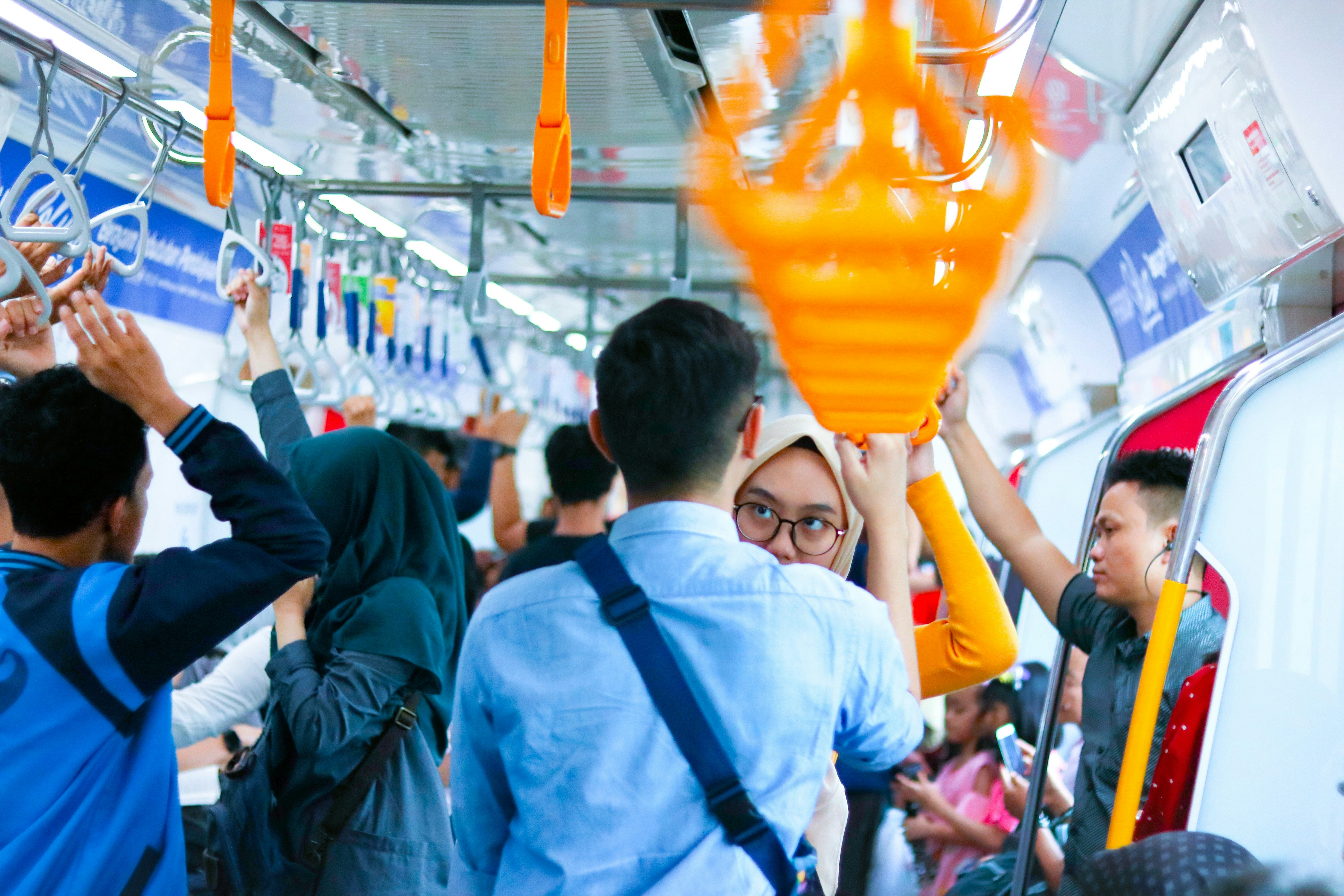 pria dan wanita berdiri di dalam kereta api