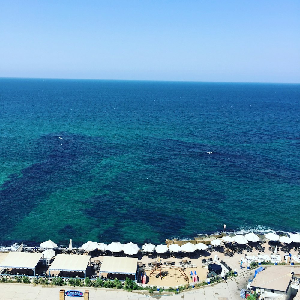 fotografia aérea da cidade perto do mar durante o dia