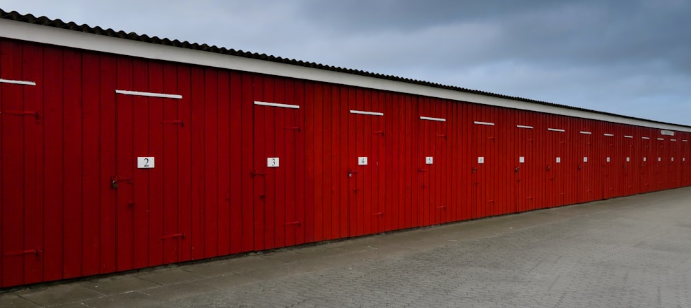 maison en bois rouge pendant la journée