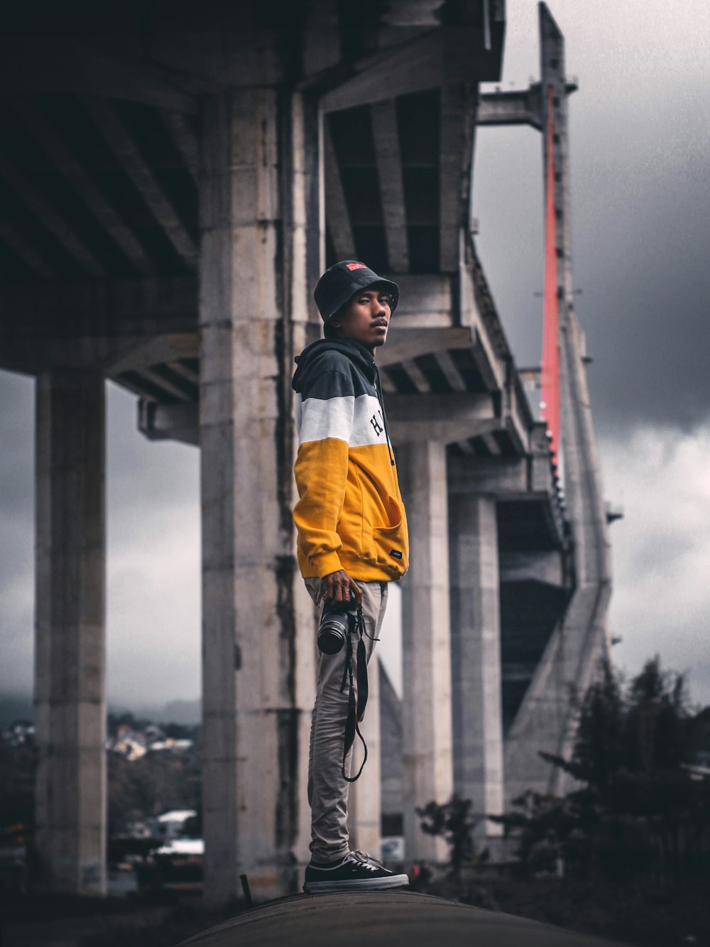 Un uomo in piedi sulla cima di una struttura di cemento