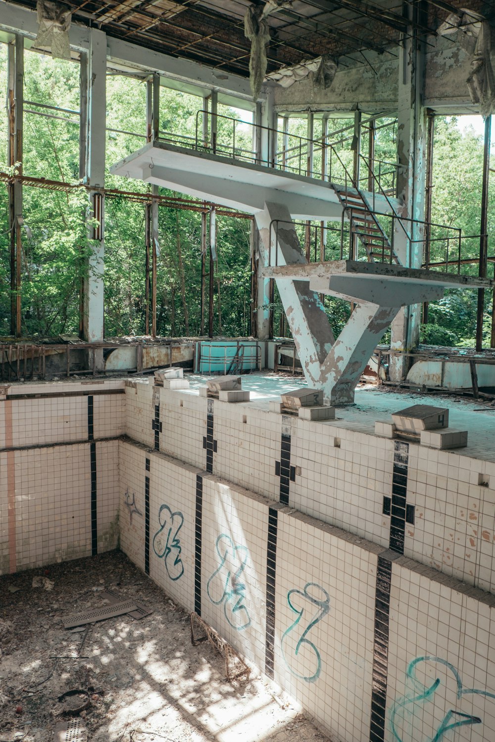 Una piscina abbandonata con graffiti sui muri