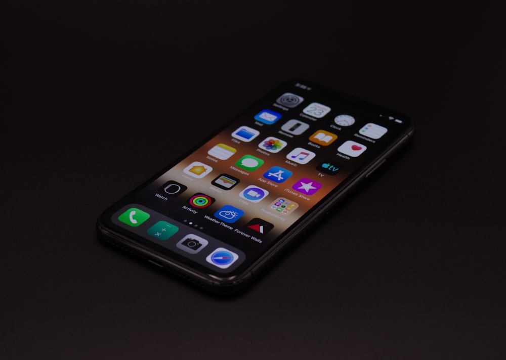 iPhone X gris sidéral allumé
