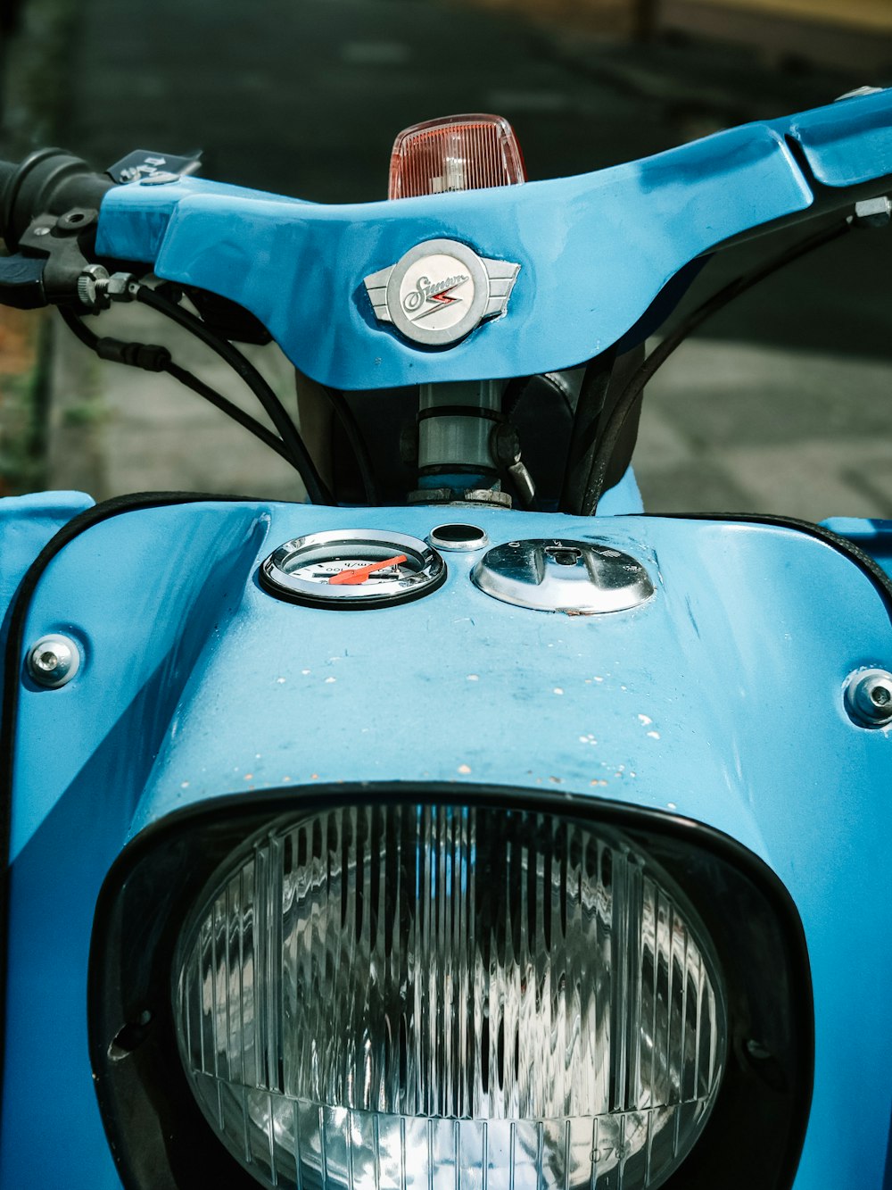 青いモータースクーター