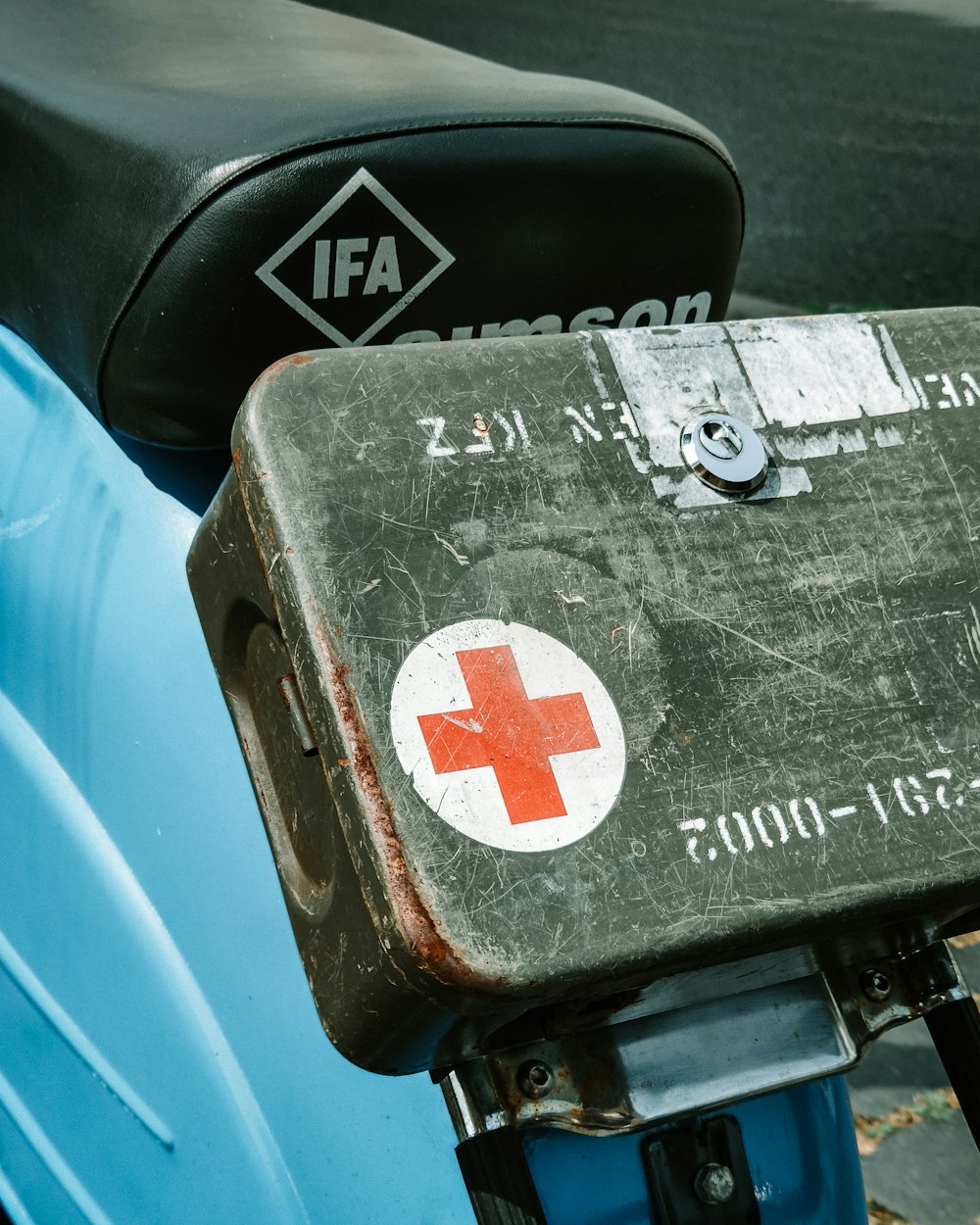 Eine Nahaufnahme eines Motorrads mit einem roten Kreuz darauf