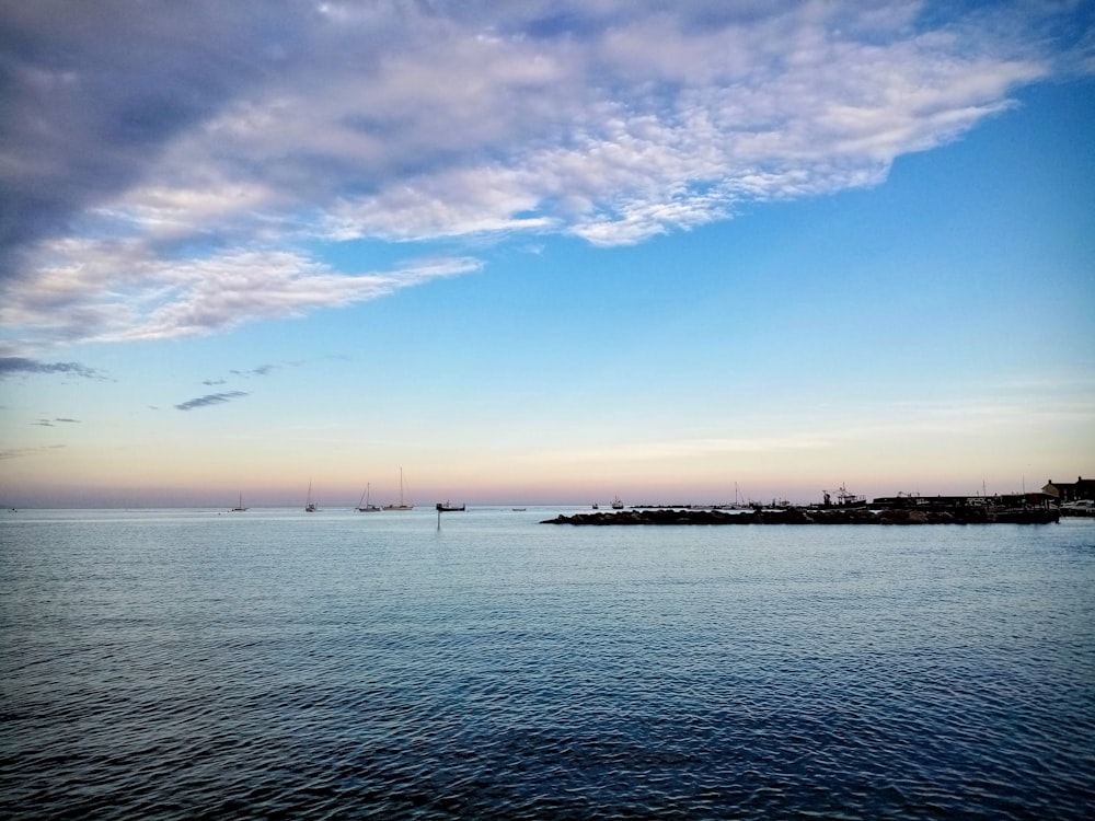 un grand plan d’eau avec une petite île au loin