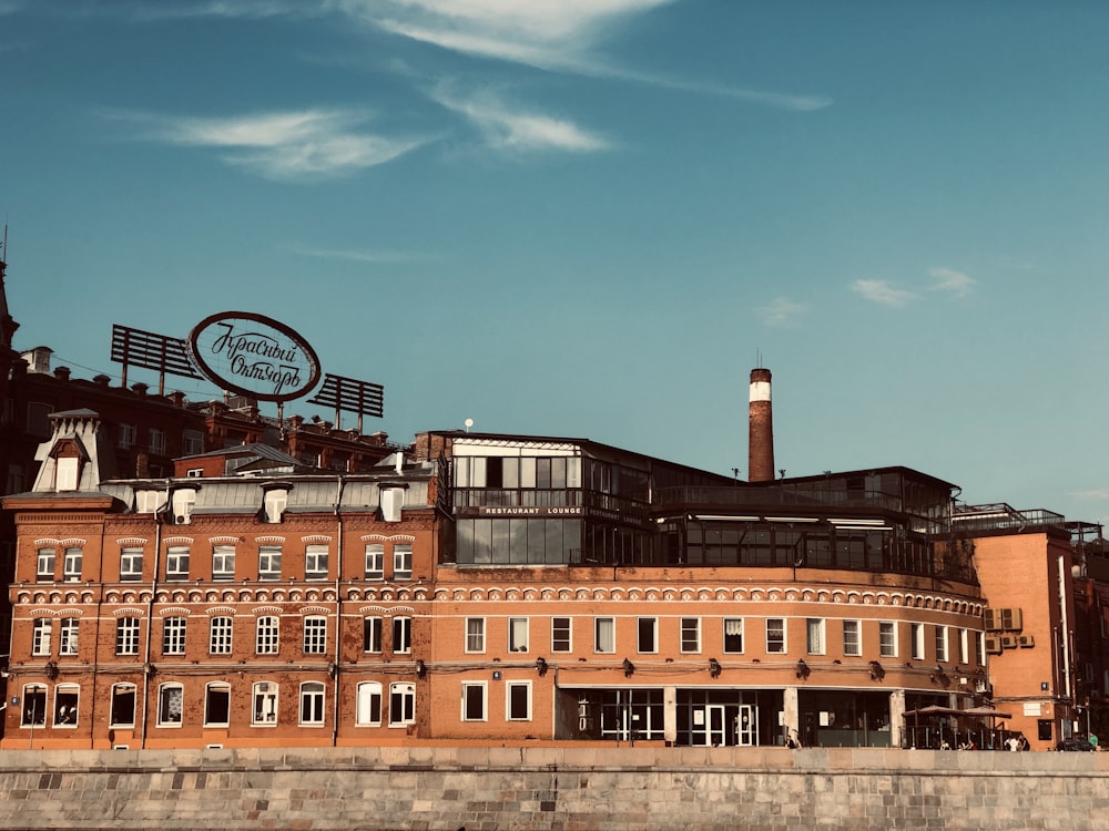 Braunes Gebäude unter blauem Himmel